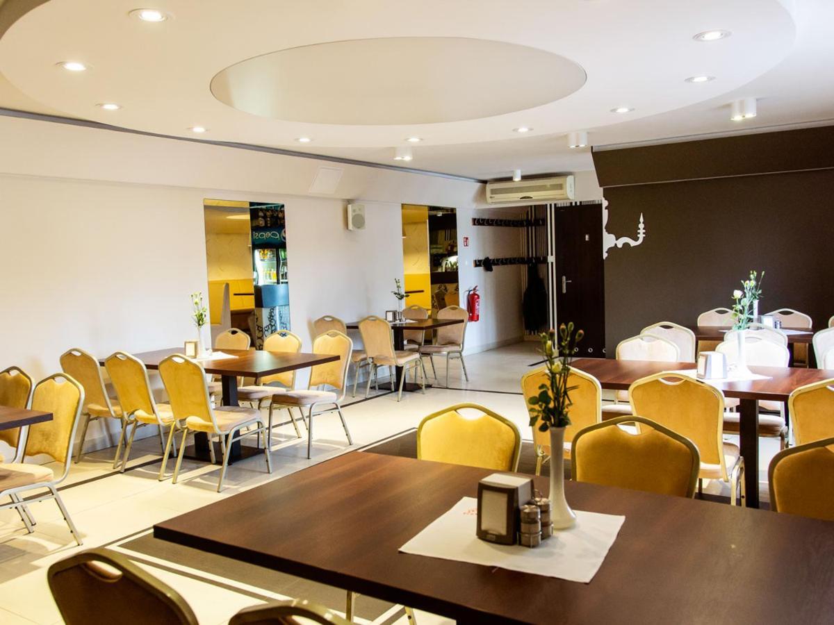 Zamkowa Noclegi Restauracja 德罗希琴 外观 照片